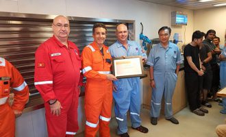 III nhận biểu trưng vinh danh thành tích trong công tác khoan và hoạt động an toàn từ Petronas